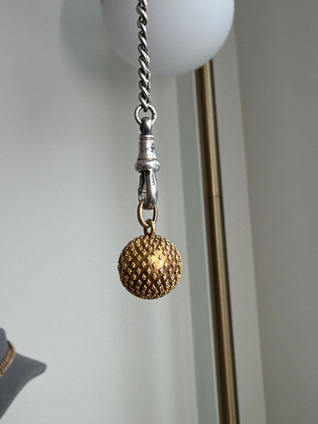 18CT GOLD GRANULATED ORB PENDANT