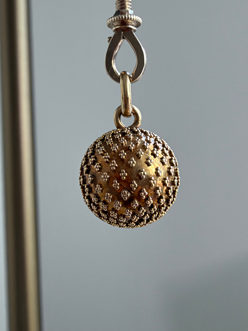18CT GOLD GRANULATED ORB PENDANT