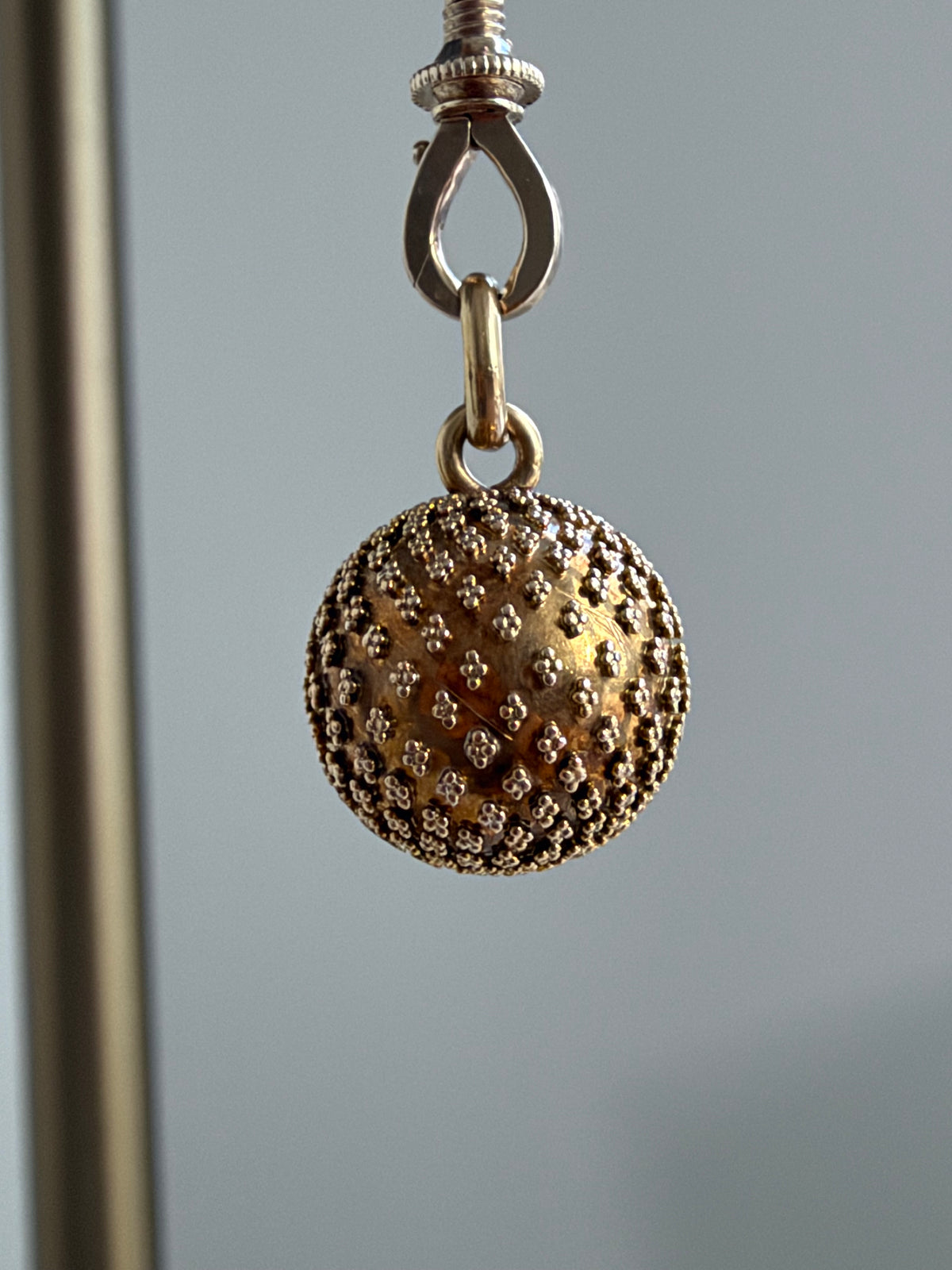 18CT GOLD GRANULATED ORB PENDANT